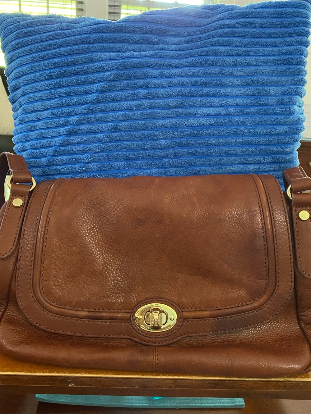Classic Brown Leather Shoulder Bag with Turn-Lock Closure